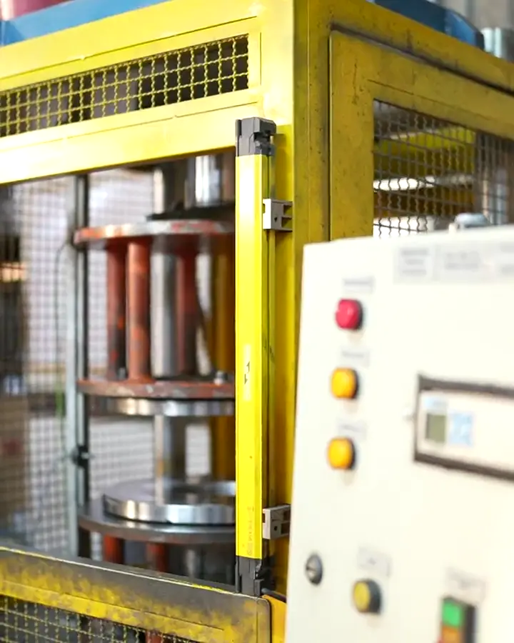 Prensa da fábrica da Continental em Divinópolis